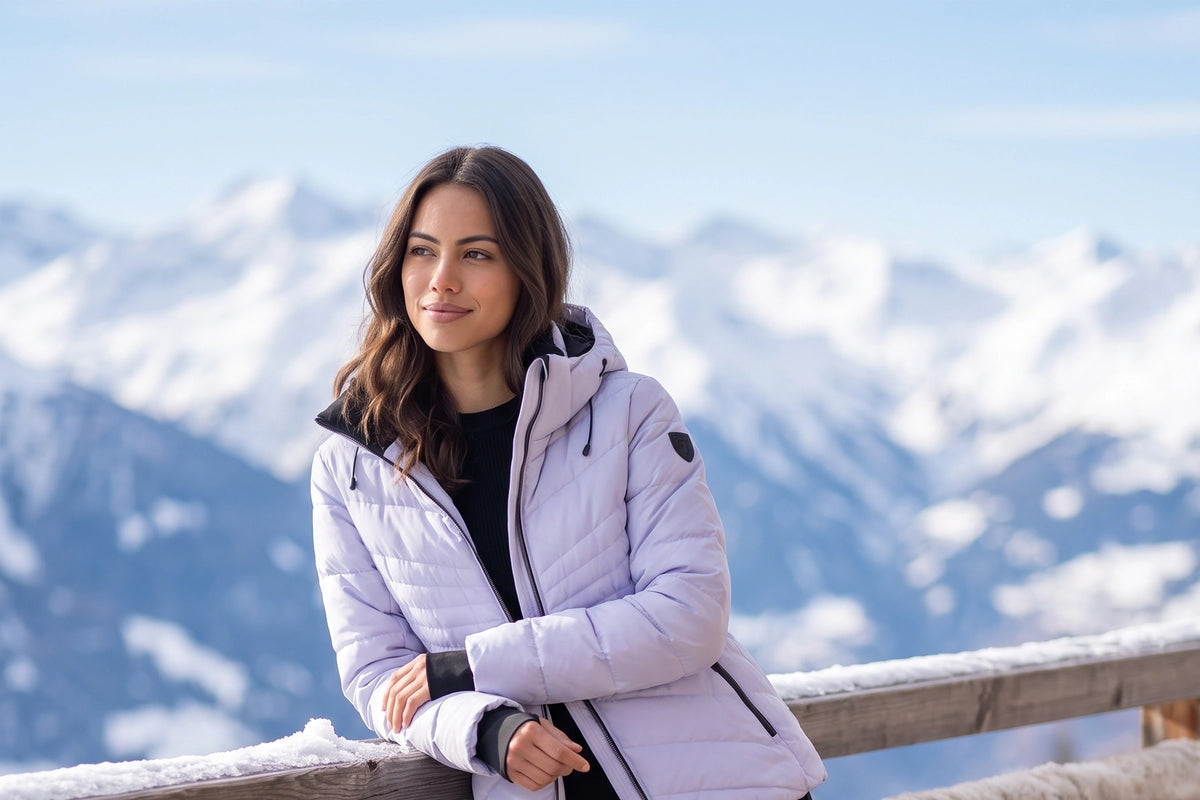Vrouw met Cosmic Sky skijas in de sneeuw